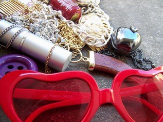 Nature morte lunettes coeur rouges bijoux – Le Blog de Betty