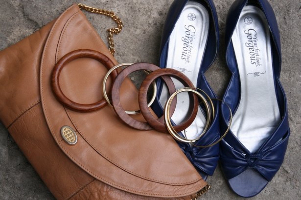 Nature morte pochette camel escarpins bleus bracelets – Le Blog de Betty