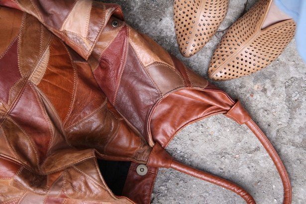 Nature morte sac patchwork bottines perforees – Le Blog de Betty