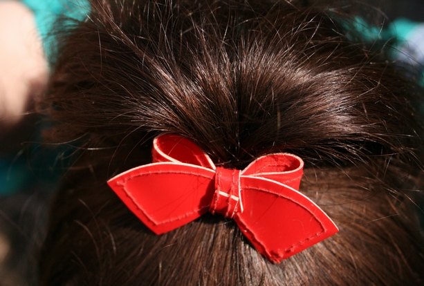 Noeud rouge cheveux – Le Blog de Betty