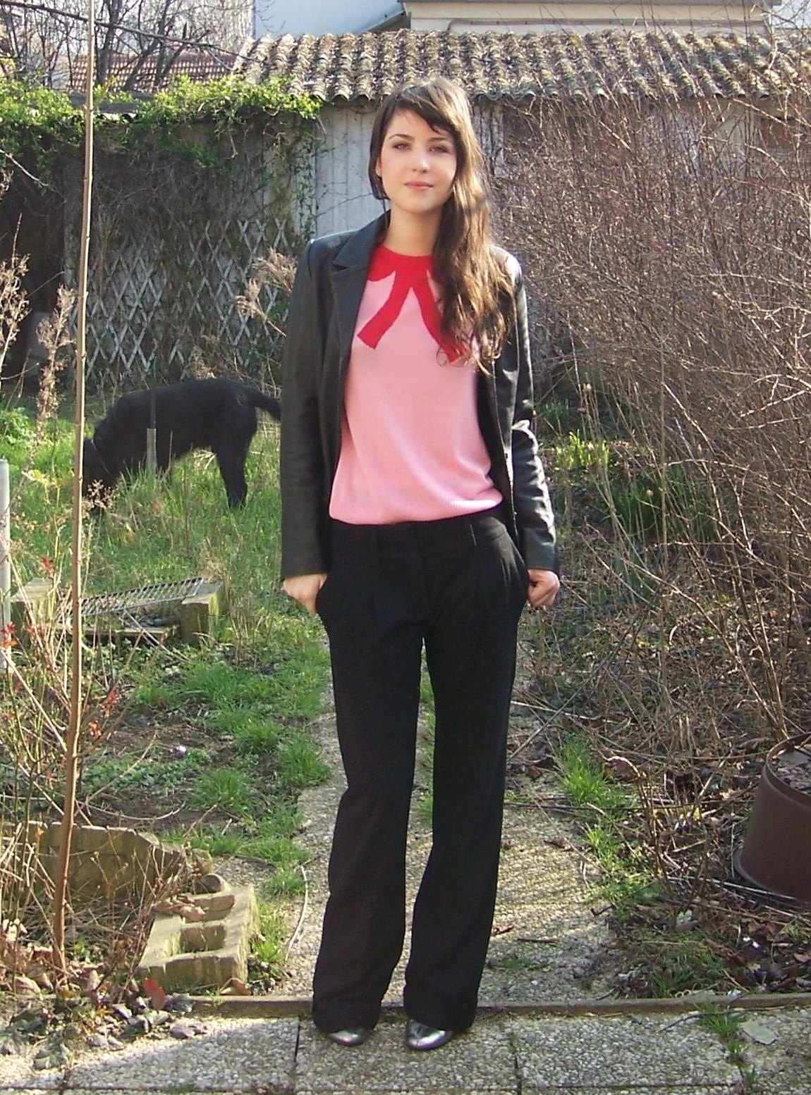 Pantalon noir blouse rose veste noire – Le Blog de Betty