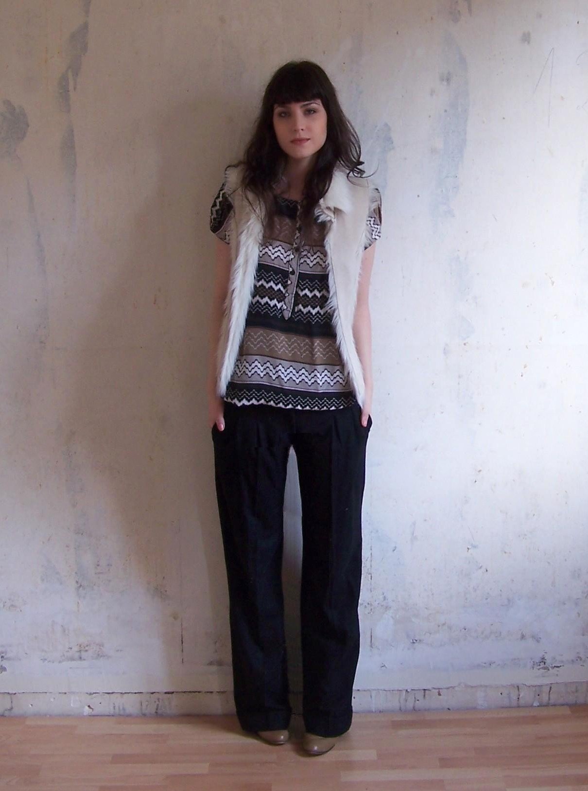 Pantalon noir gilet motifs – Le Blog de Betty