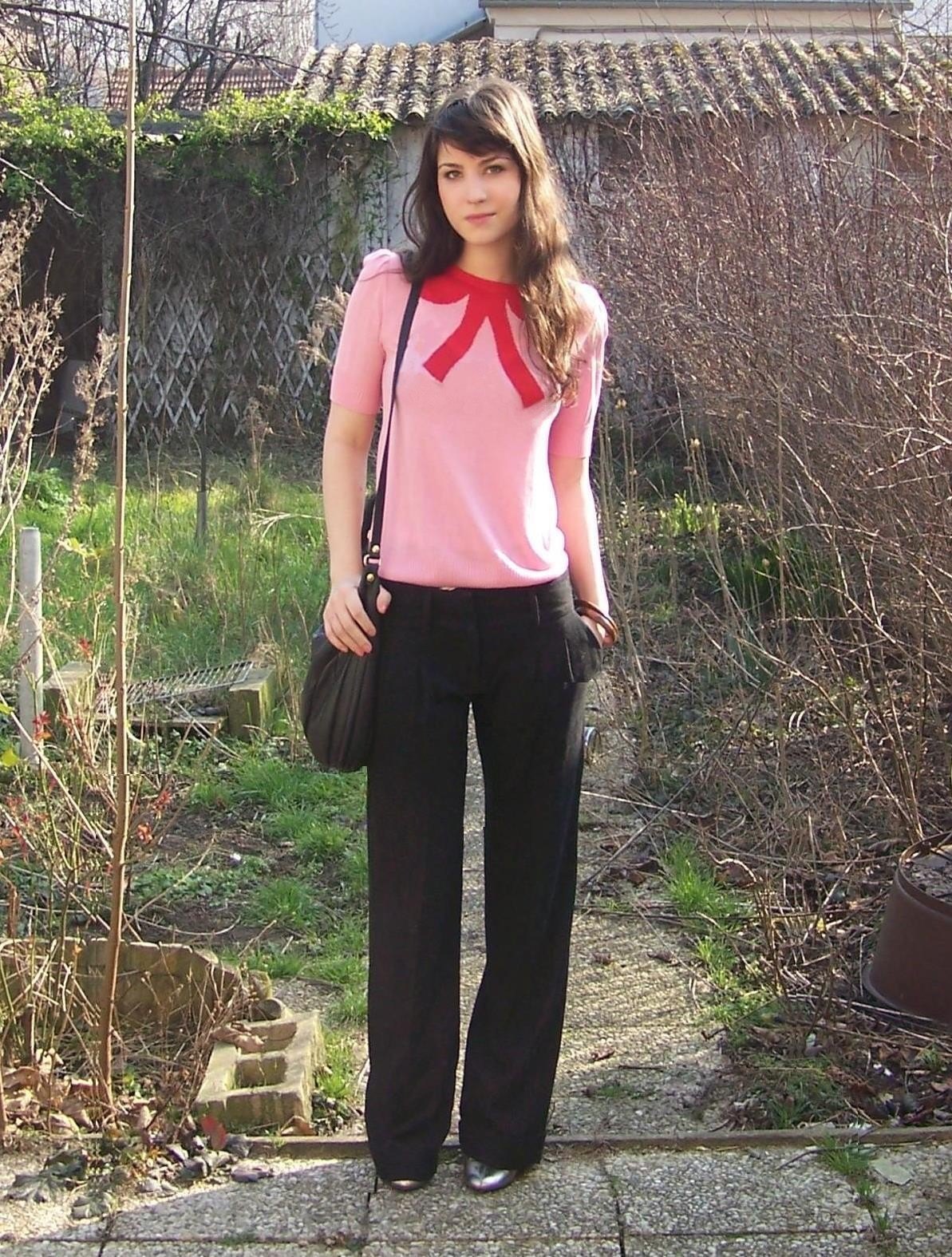 Pantalon noir large blouse rose lavalliere – Le Blog de Betty