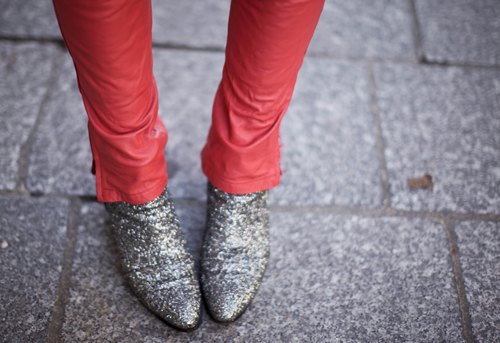Pantalon rouge derbies paillettes – Le Blog de Betty