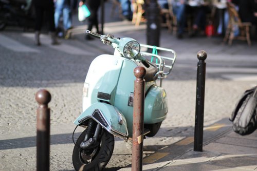 Paris vespa bleu ciel – Le Blog de Betty