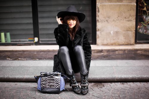 Parisian cowgirl chapeau noir assise – Le Blog de Betty