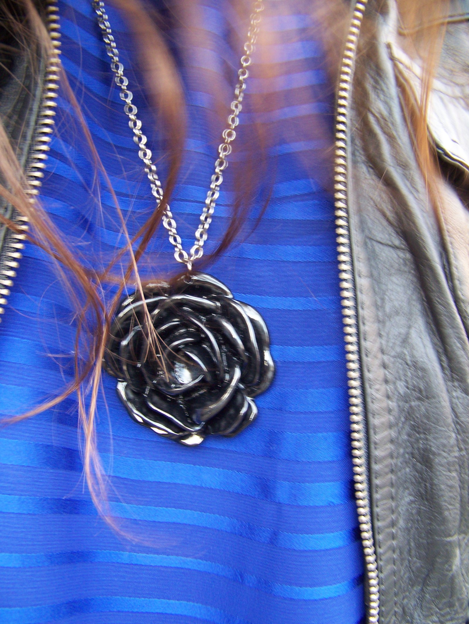 Pendentif rose noire robe bleue – Le Blog de Betty