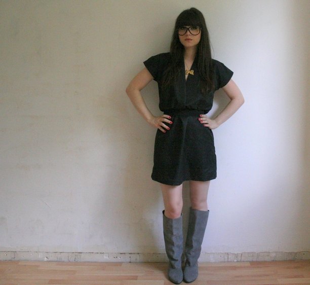 Photo ancienne robe noire bottes grises – Le Blog de Betty