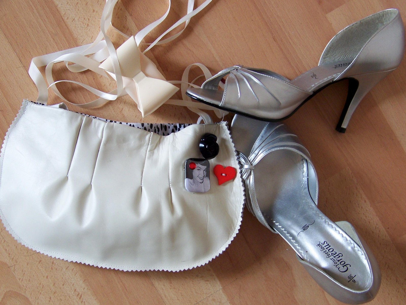 Pochette blanche sandales argentees – Le Blog de Betty