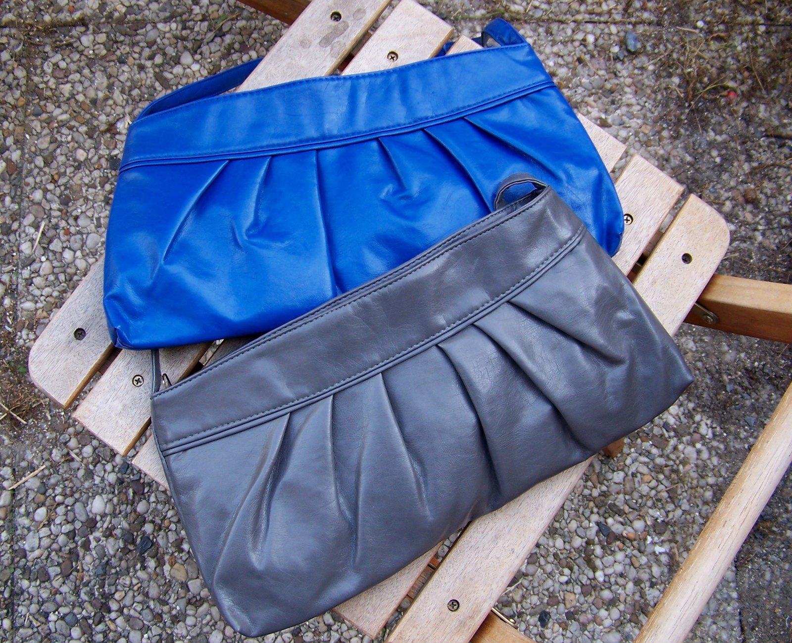 Pochettes bleue grise – Le Blog de Betty
