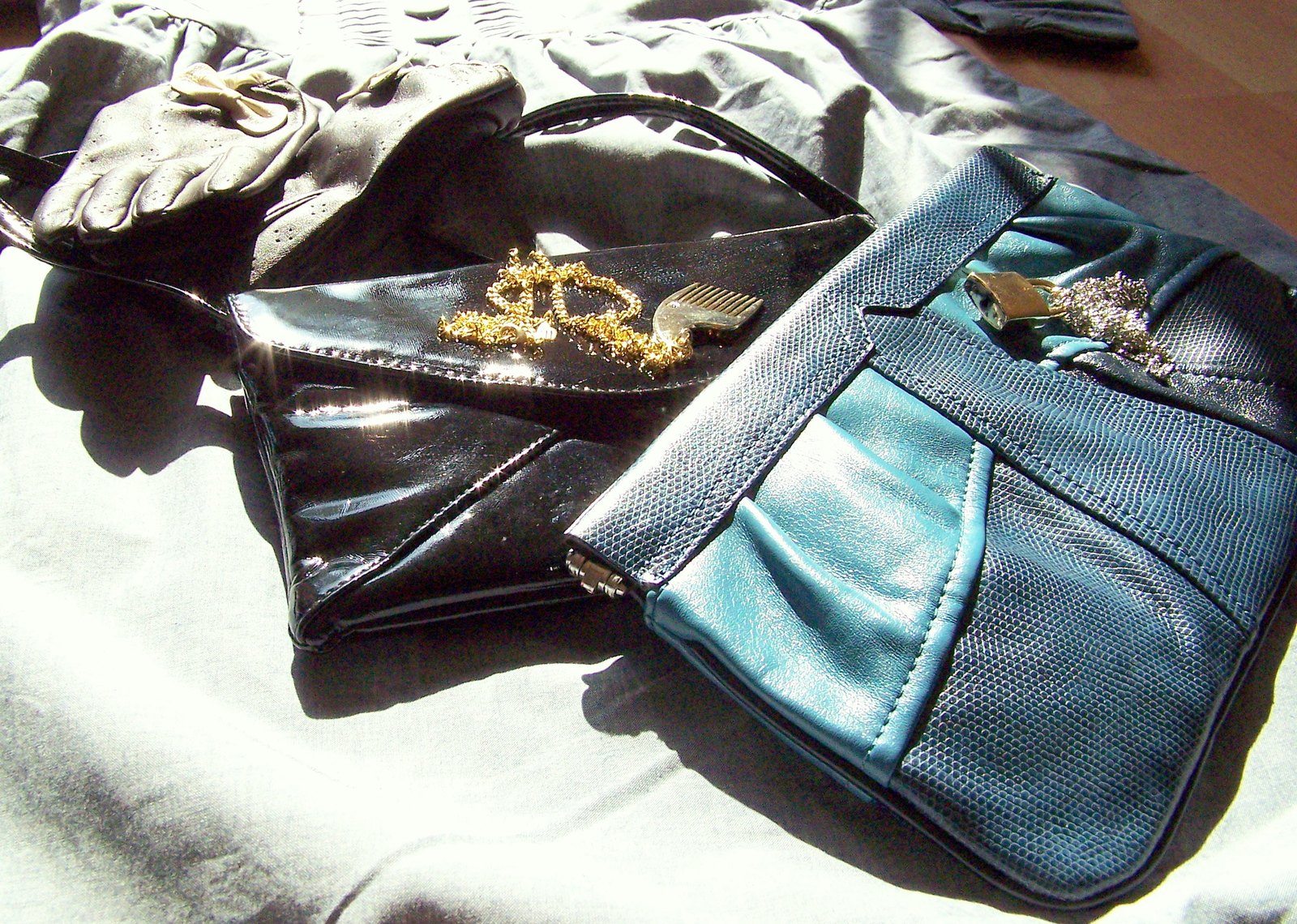 Pochettes cuir noir bleu – Le Blog de Betty