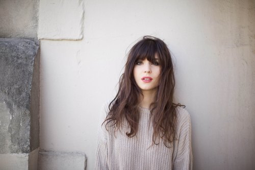 Portrait pull beige sourire – Le Blog de Betty