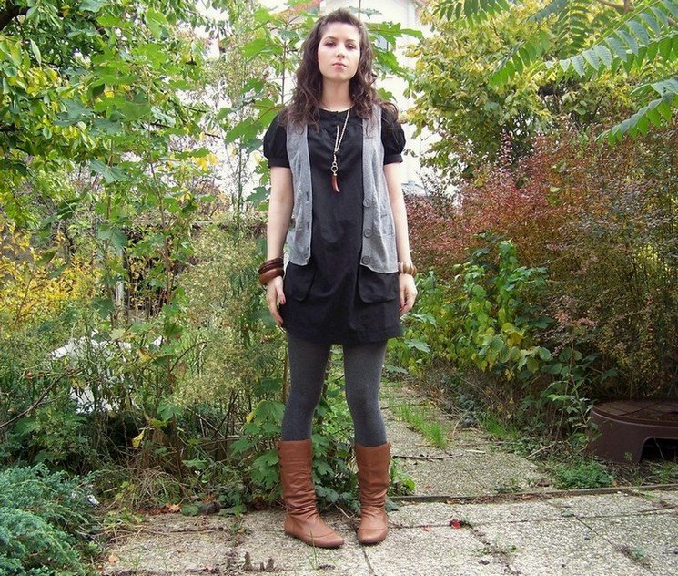 Promenons nous gilet gris bottes camel – Le Blog de Betty