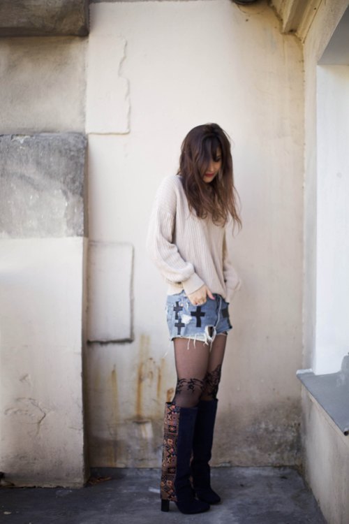 Pull beige short jean cuissardes mur – Le Blog de Betty