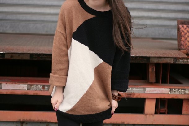 Pull colorblock camel noir blanc – Le Blog de Betty