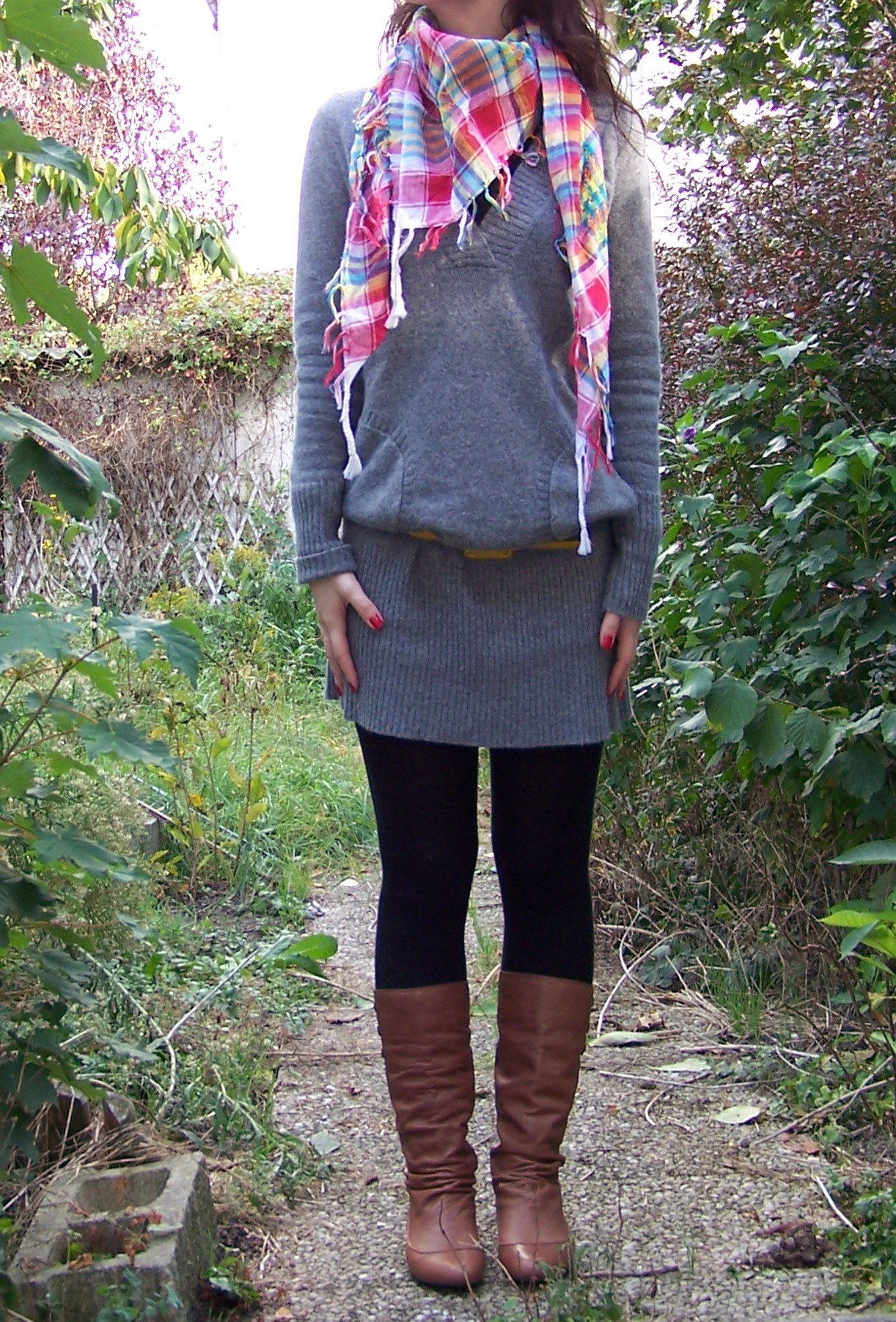 Pull gris foulard carreaux bottes – Le Blog de Betty