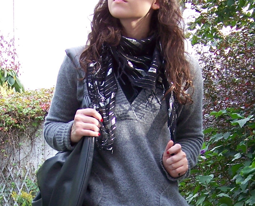 Pull gris foulard portrait – Le Blog de Betty