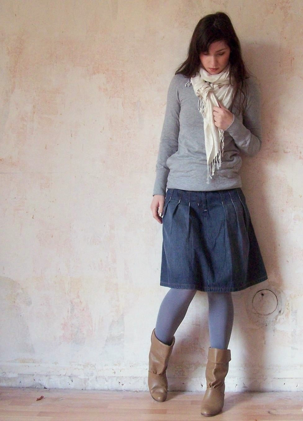 Pull gris jupe jean foulard – Le Blog de Betty