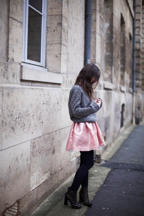 Pull gris jupe rose bottines cloutees – Le Blog de Betty