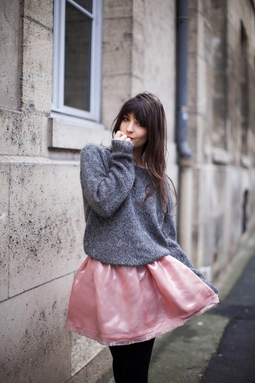 Pull gris jupe satin rose mur – Le Blog de Betty