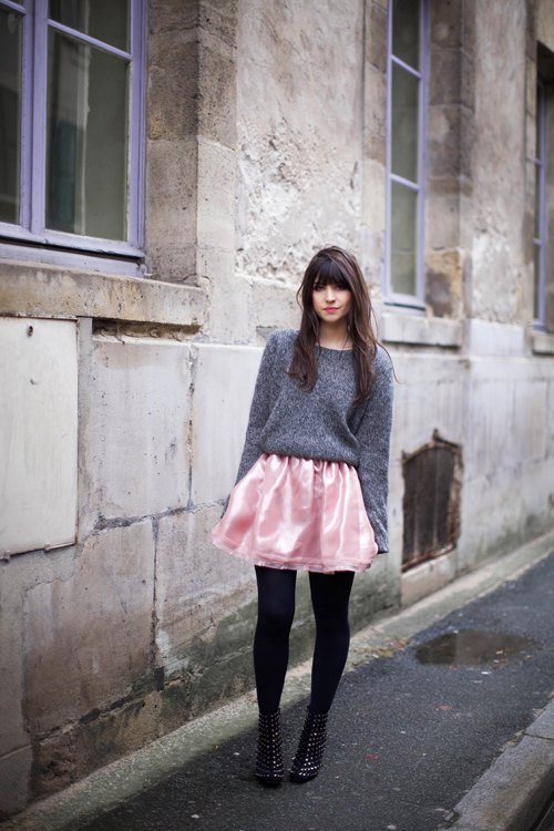 Pull gris jupe satin rose rue – Le Blog de Betty