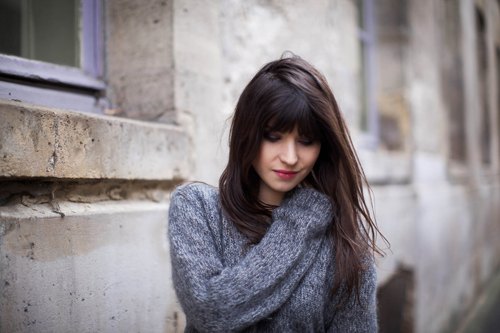 Pull gris portrait – Le Blog de Betty
