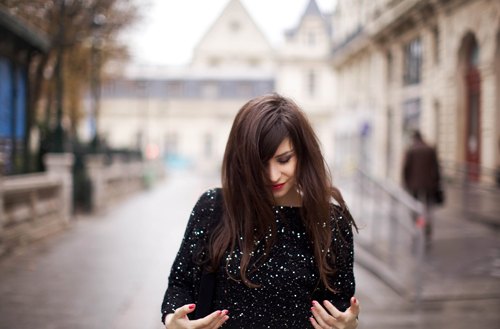 Pull noir sequins portrait – Le Blog de Betty