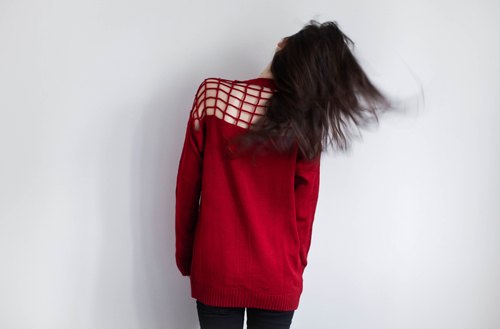 Pull rouge dos cheveux – Le Blog de Betty