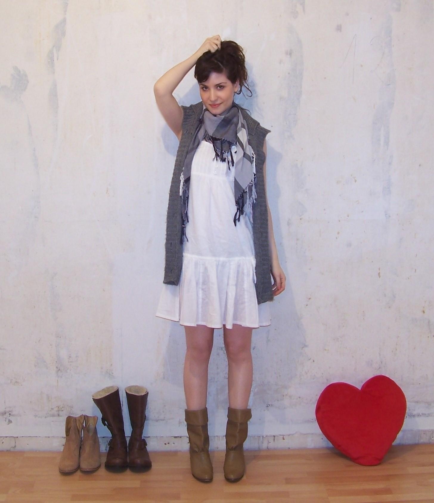 Robe blanche gilet gris coeur rouge – Le Blog de Betty