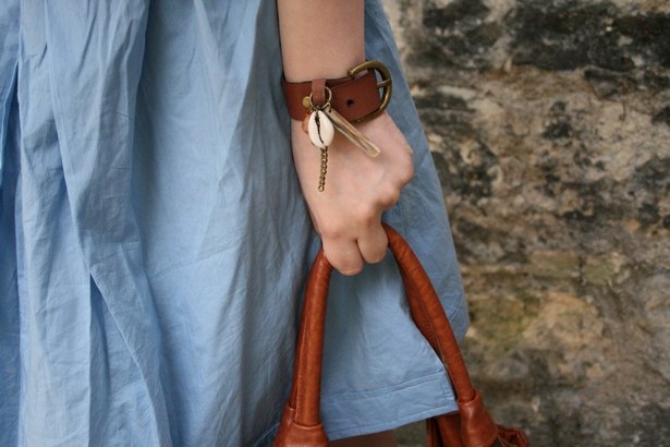 Robe bleue bracelet cuir sac camel – Le Blog de Betty