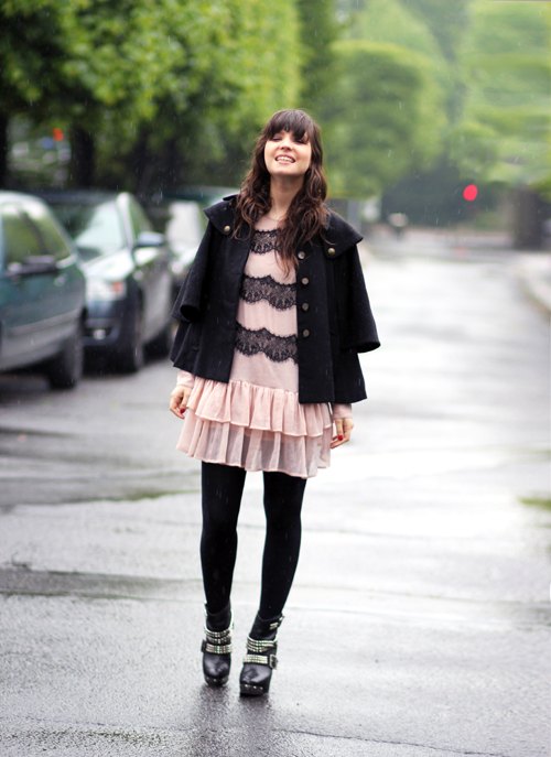 Robe dentelle rose noire pluie – Le Blog de Betty