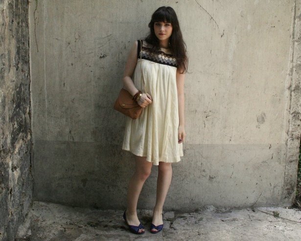 Robe ecru col noir pochette camel – Le Blog de Betty