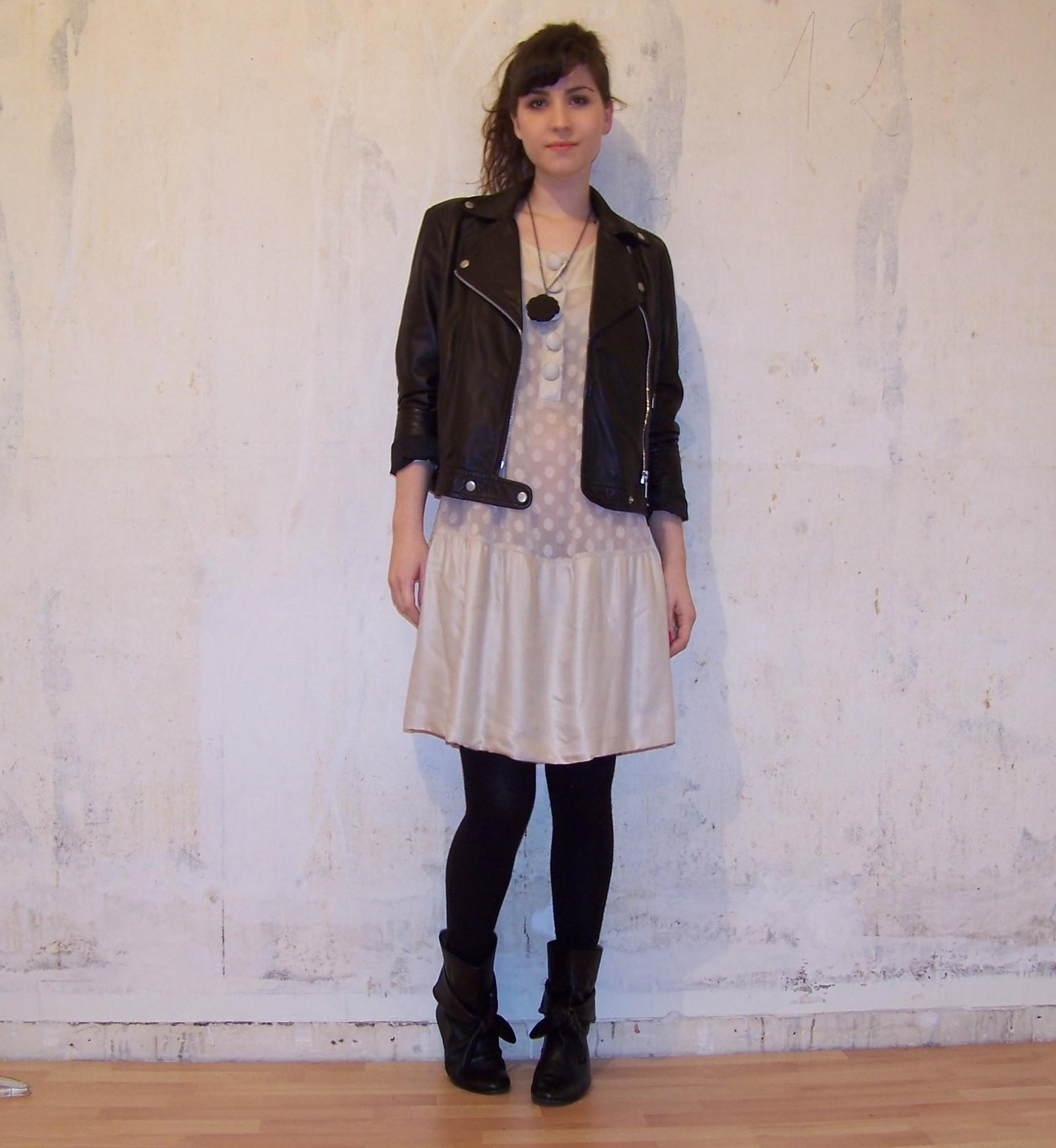 Robe ecru perfecto sautoir coeur – Le Blog de Betty