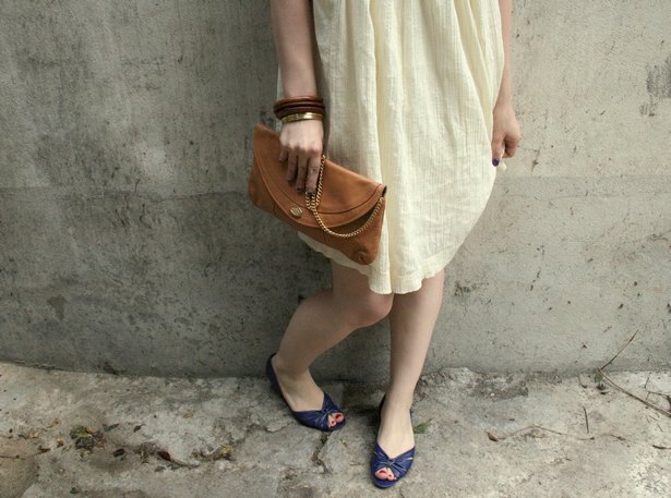 Robe ecru pochette camel escarpins bleus – Le Blog de Betty