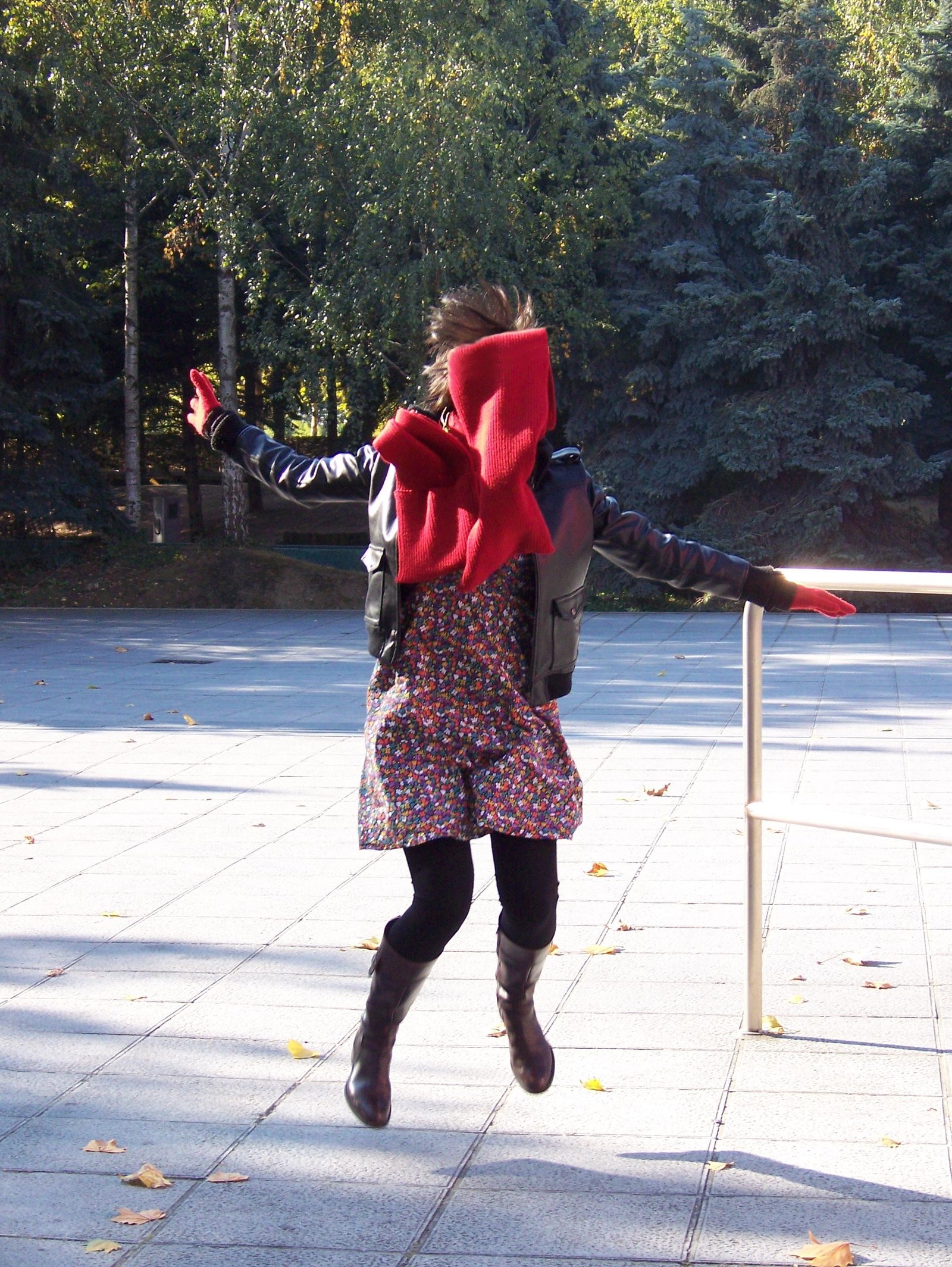 Robe fleurie echarpe rouge saut – Le Blog de Betty