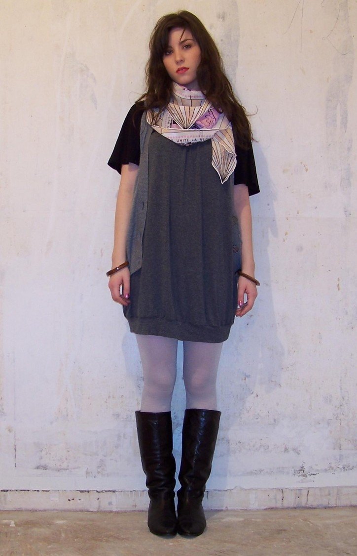 Robe grise collants blancs bottes – Le Blog de Betty
