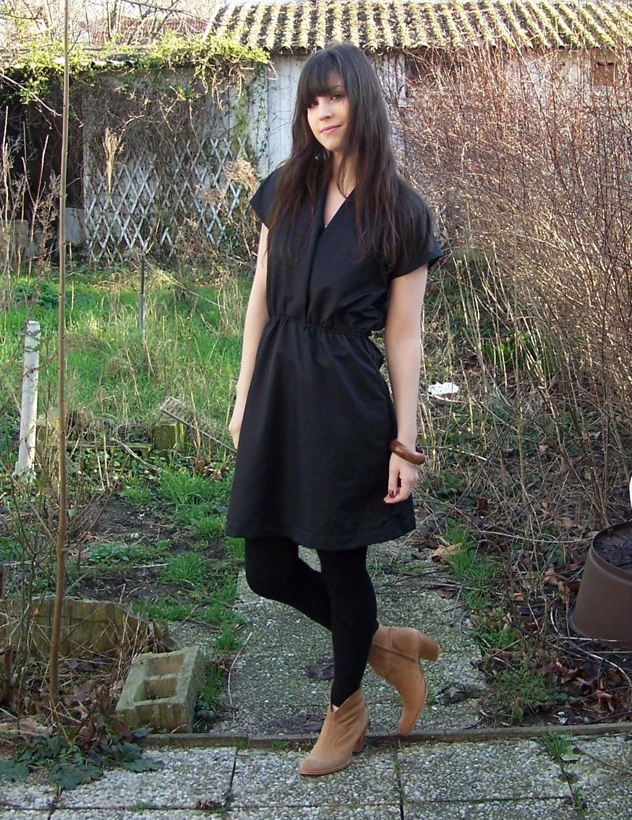 Robe noire bottines camel jardin – Le Blog de Betty