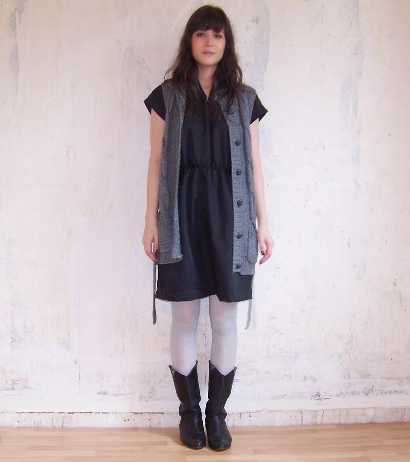 Robe noire gilet gris bottes – Le Blog de Betty