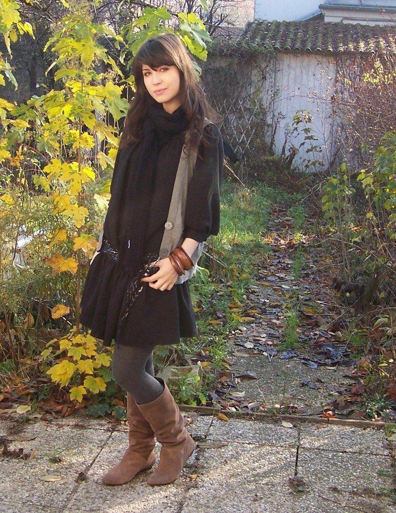 Robe noire gilet long jardin automne – Le Blog de Betty