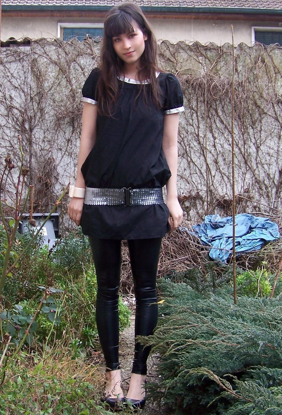 Robe noire legging cuir jardin – Le Blog de Betty