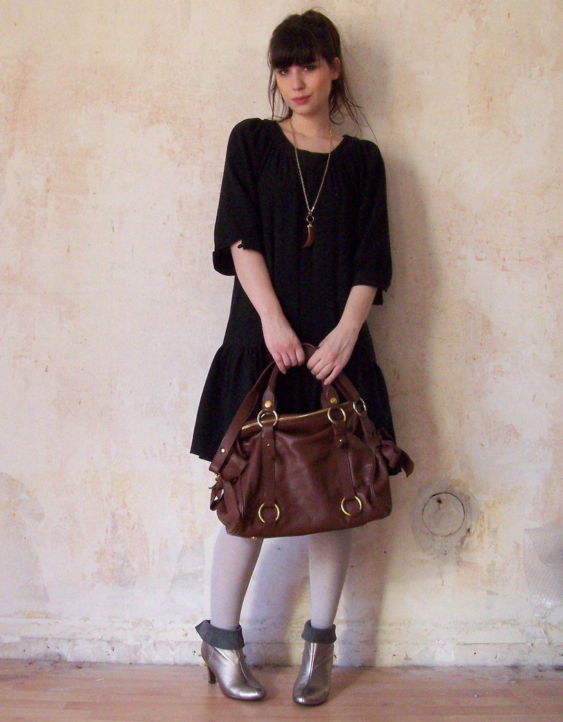 Robe noire sac cuir marron – Le Blog de Betty