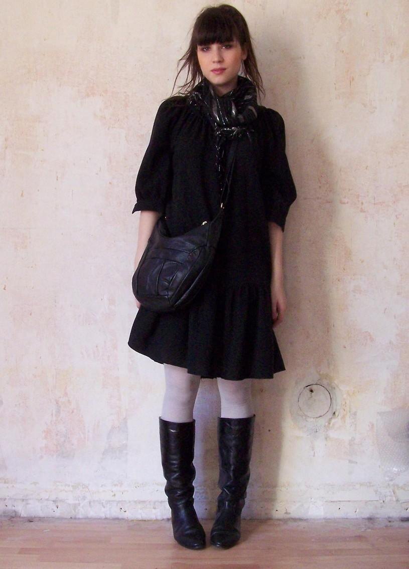 Robe noire volants sac noir bottes – Le Blog de Betty