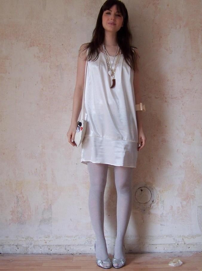 Robe soiree blanche satin collants gris – Le Blog de Betty