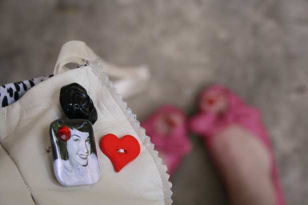 Sac broche coeur rouge sandales roses – Le Blog de Betty