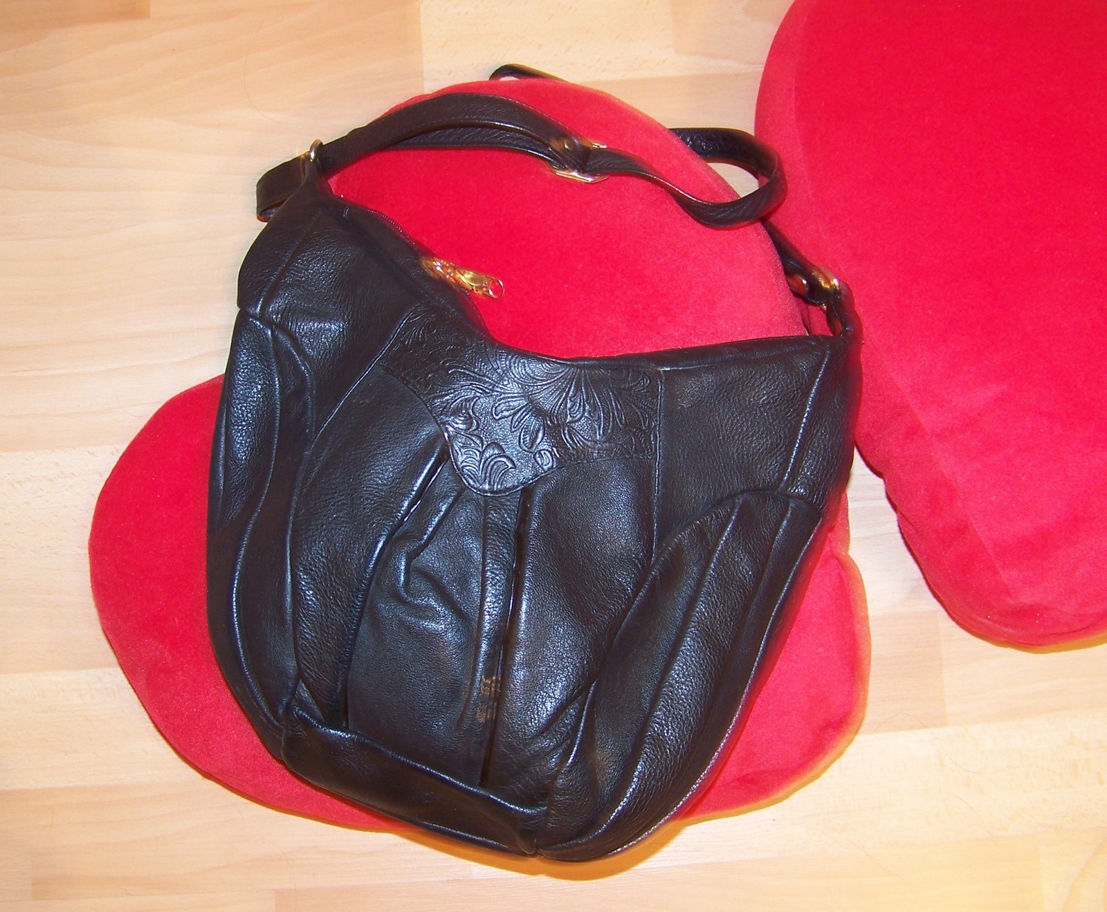 Sac cuir noir coussin coeur – Le Blog de Betty