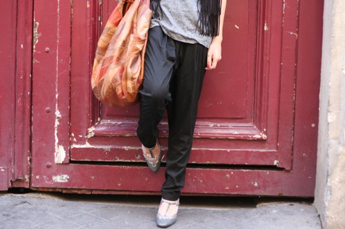 Sac imprime pantalon noir porte rouge – Le Blog de Betty