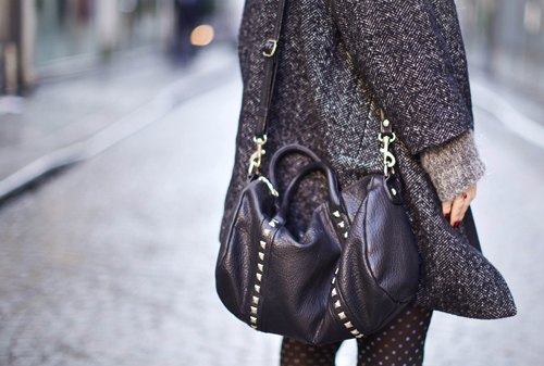 Sac noir cloute manteau gris – Le Blog de Betty