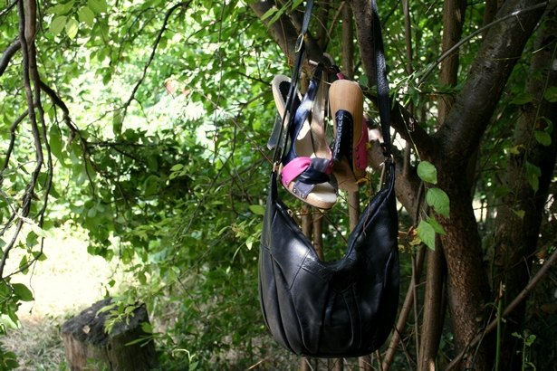 Sac noir suspendu arbre – Le Blog de Betty