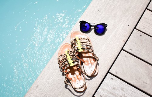 Sandales dorees lunettes bleues piscine – Le Blog de Betty