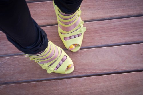 Sandales jaune fluo terrasse – Le Blog de Betty